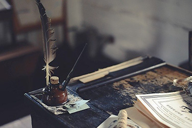 Escritorio con tintero y pluma