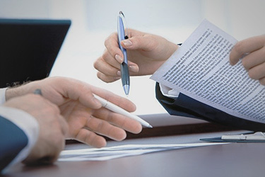 Dos personas revisando un documento